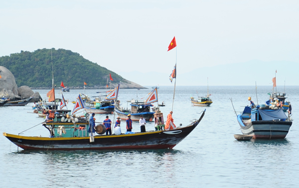 Đến từng lăng để rước thần. Ảnh Minh Hải