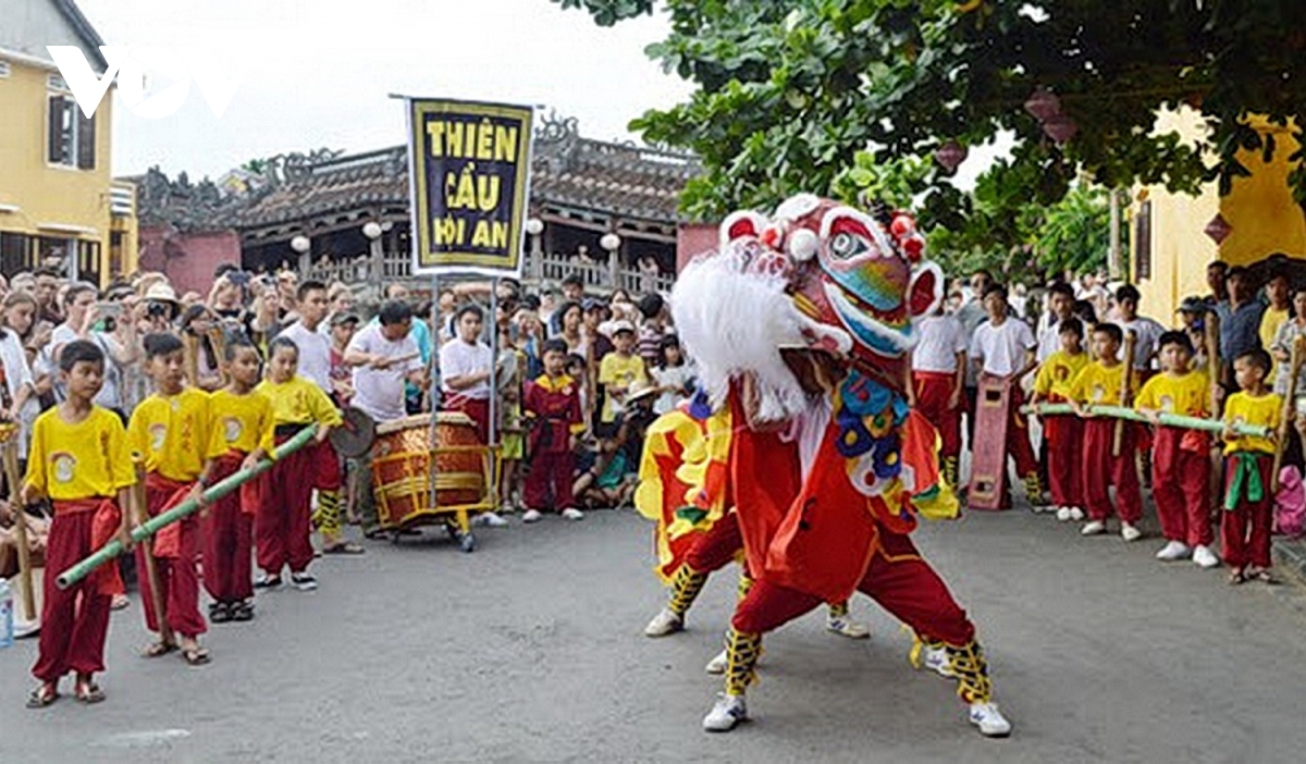 tre em con duoc tang qua va tham gia vao cac hoat dong ruoc den trung thu pha co xem mua lan vo cung nao nhiet