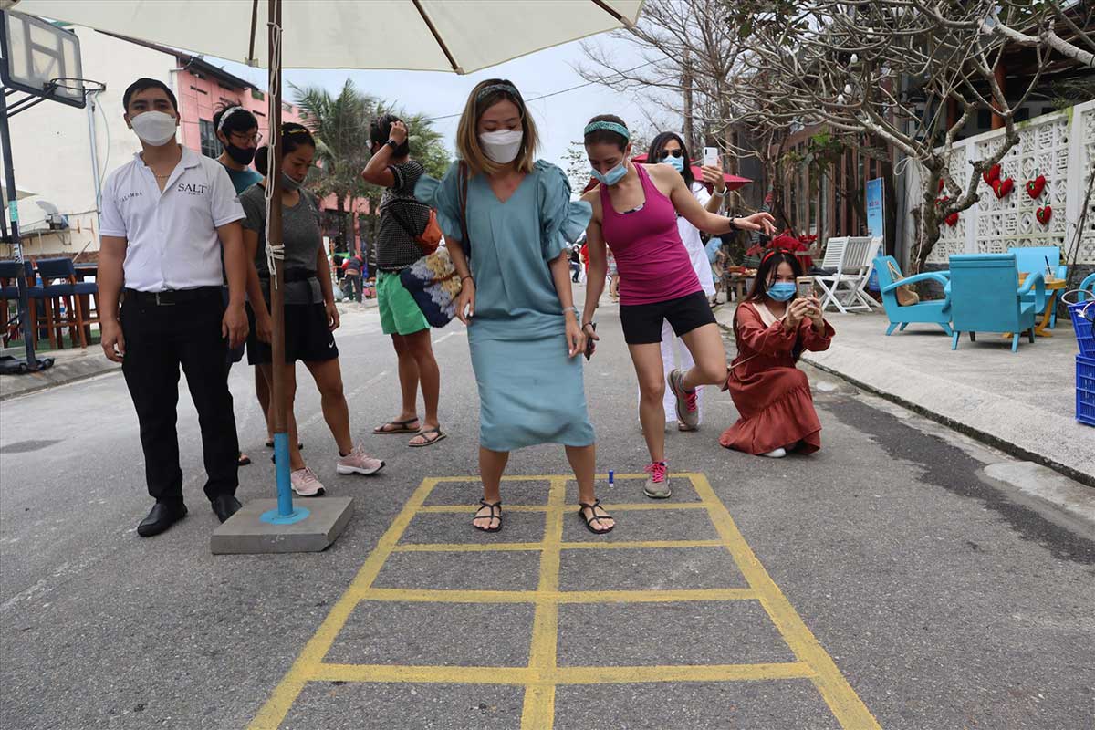 du khach tham gia tro choi dan dan o hoi an