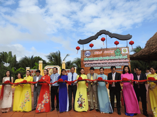 Lanh dao cat bang khai truong diem tham quan Tra Que