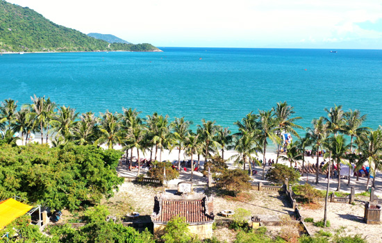 Organizing the seminar themed “Marine Culture of Hoi An: The value and preservation and promotion issues in the present context”.