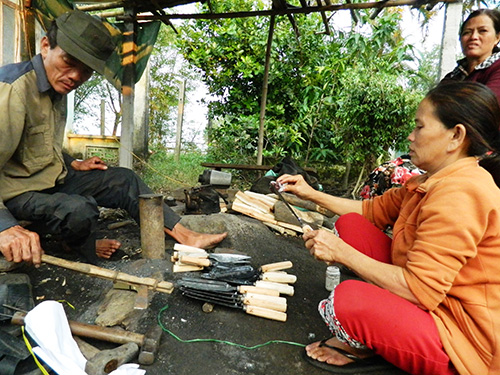 Mài dao – nghề xưa còn một chút này. Ảnh: S.ANH