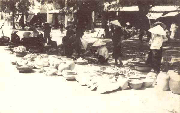 Ban noi dat(cho Hoi An 50)