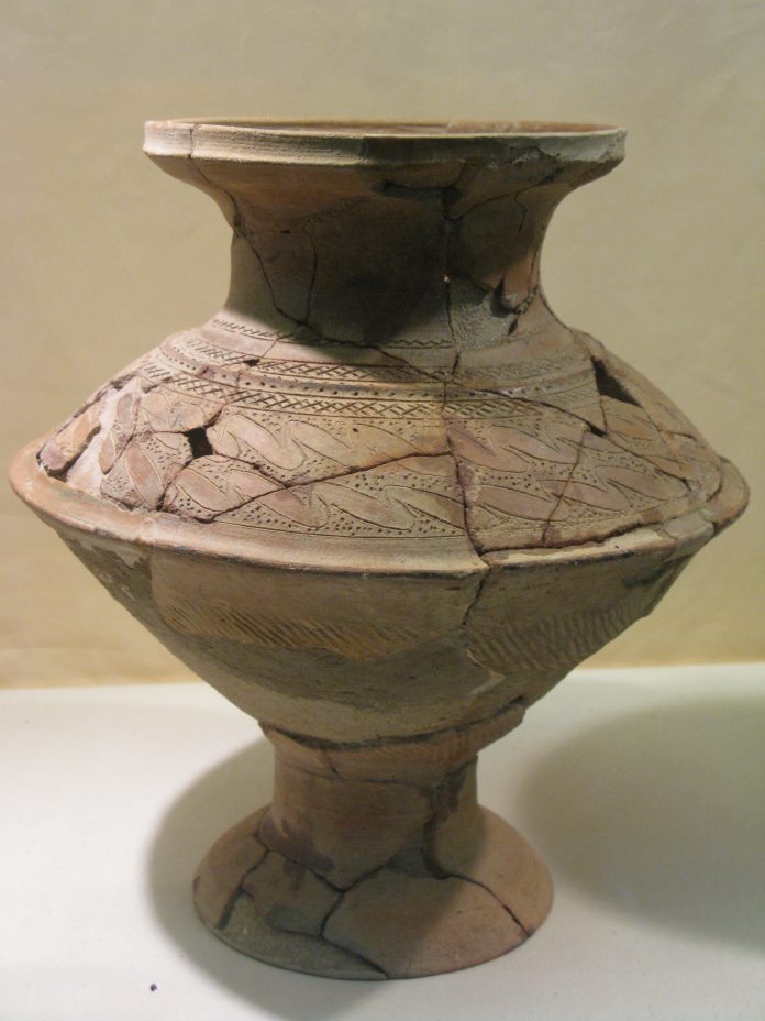 Pottery vase Sa Huynh Culture 696x928