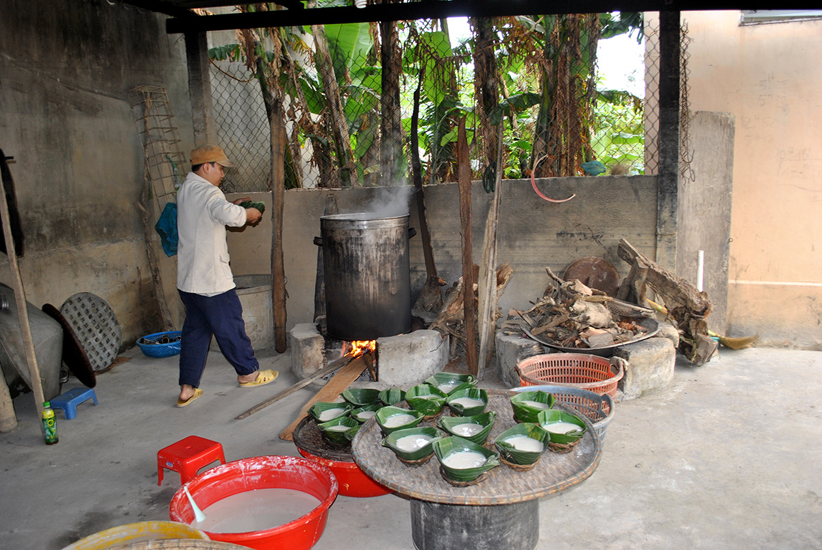 Cho bánh tổ vào nồi để hấp (1)